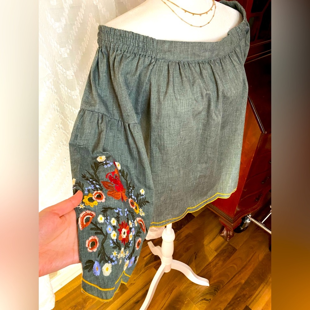 EUC Umgee embroidered sleeves shirt